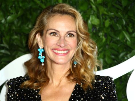 Julia Roberts Stuns in Pink Swimsuit at 54: Beach。